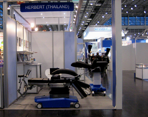 บูธ HERBERT ที่จัดแสดงเตียงผ่าตัดและอุปกรณ์ของบริษัท